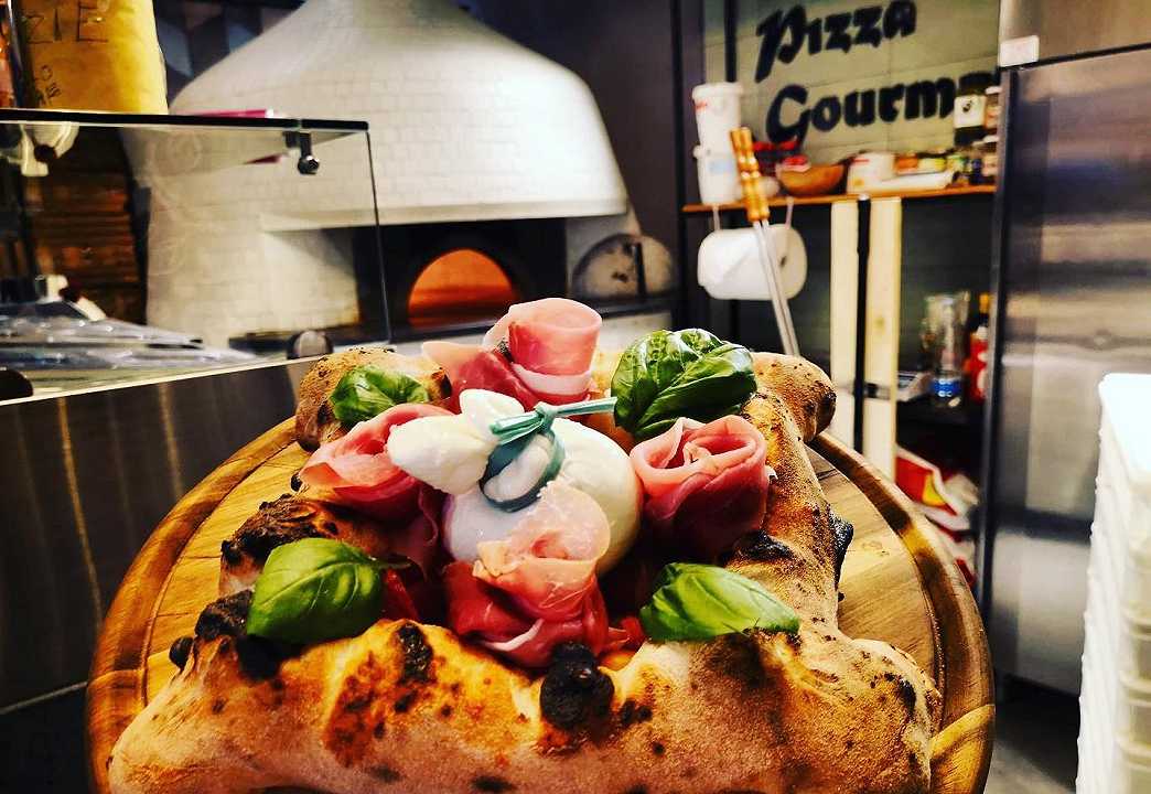 Napoli: ristorante ritrova i clienti che avevano dimenticato sul tavolo la busta con 750 euro