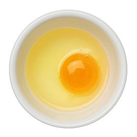 Aprite un uovo in una ciotola