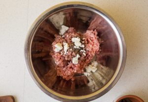manzo crudo condito in ciotola