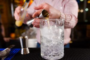 ghiaccio e tequila nel bicchiere