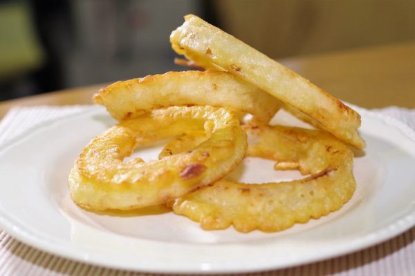 anelli di cipolla fritti in un piatto