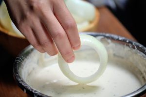 anello di cipolla immerso nella pastella