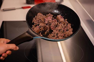Saltate la carne nel wok