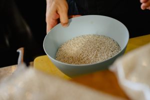 riso per paella in una ciotola