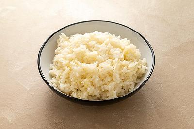 Dividete il riso nei piatti