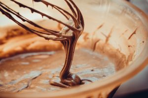 impasto al cioccolato mescolato con la frusta