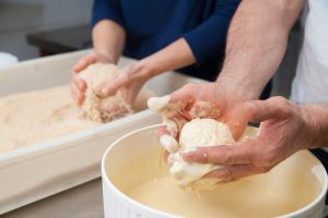 polpette di riso formate a mano