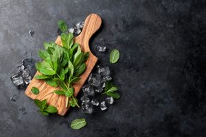 foglie di menta su tagliere