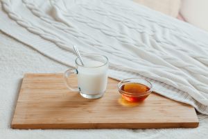 latte e miele su un vassoio