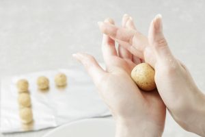 mani che formano un biscotto a pallina