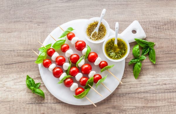 spiedini pomodori e mozzarella