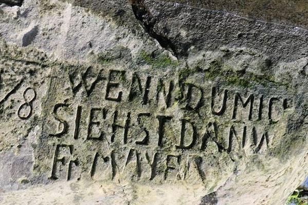 Siccità: dal fiume Elba affiorano le “Pietre della Fame”, ammonimenti sulle conseguenze della crisi idrica