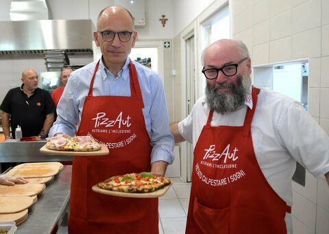 Enrico Letta cameriere per un giorno da PizzaAut a Milano_
