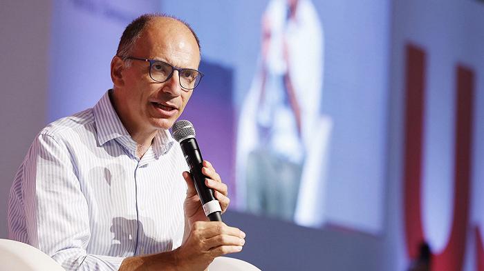 Enrico Letta cameriere per un giorno da PizzaAut a Milano