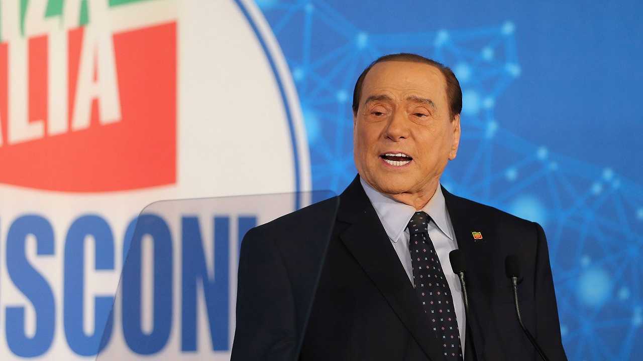 Silvio Berlusconi fa marcia indietro: lo scambio di vodka con Vladimir Putin era “uno scherzo”