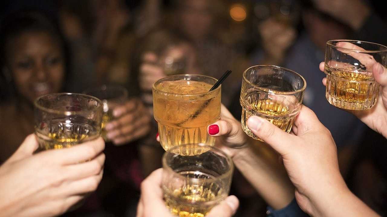Alcolici, l’Oms mira a ridurre del 10% il consumo pro capite entro il 2025: il settore insorge