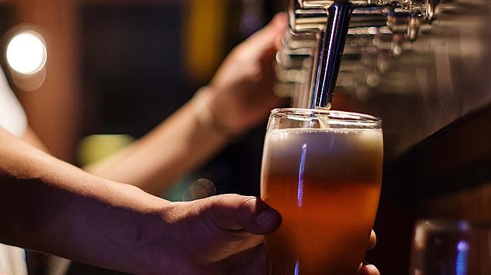 Birra: uno studio scientifico dice che il luppolo protegge dall’Alzheimer