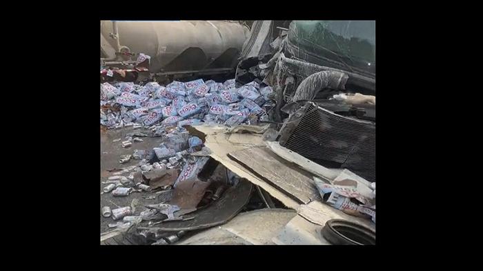 Birra in lattine a spasso su un’autostrada in Florida dopo lo schianto di alcuni camion