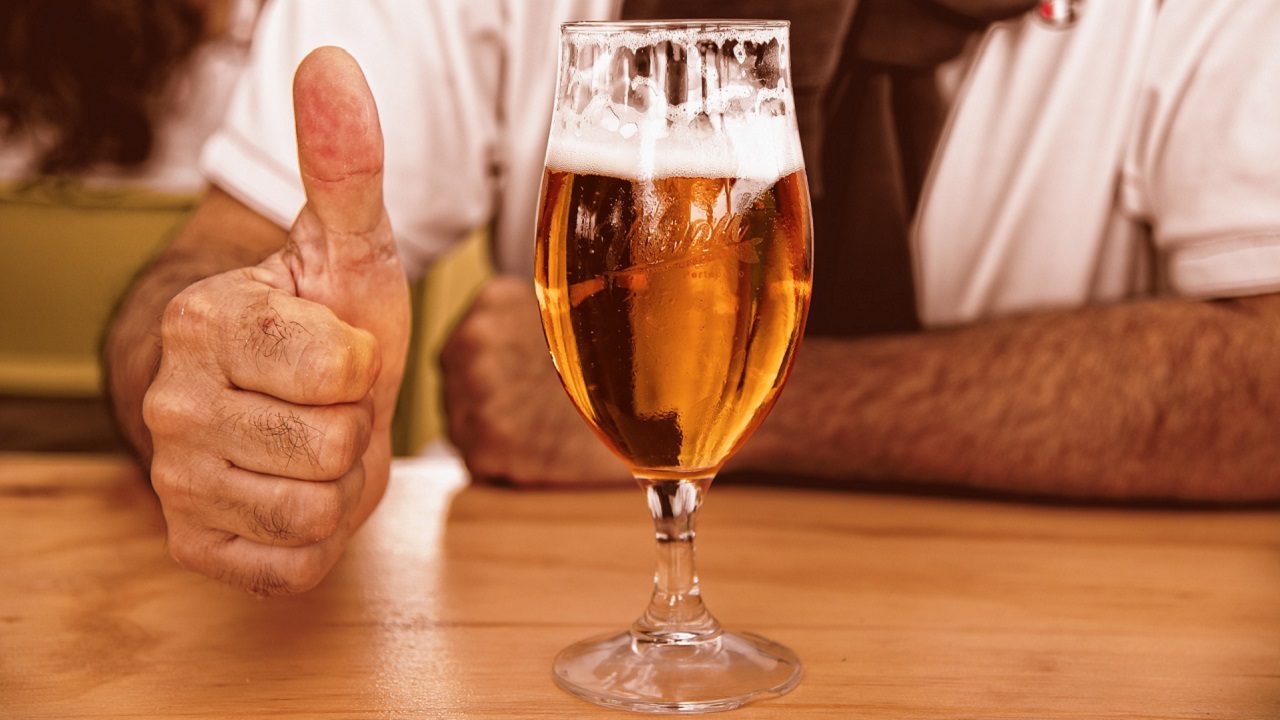 Birra: berne due pinte al giorno abbassa il rischio di demenza, sostiene uno studio