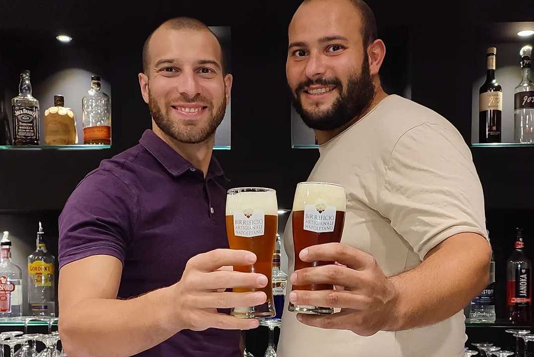 Birra: primo giro gratis in una birreria di Napoli se porti una bolletta aumentata del 50%