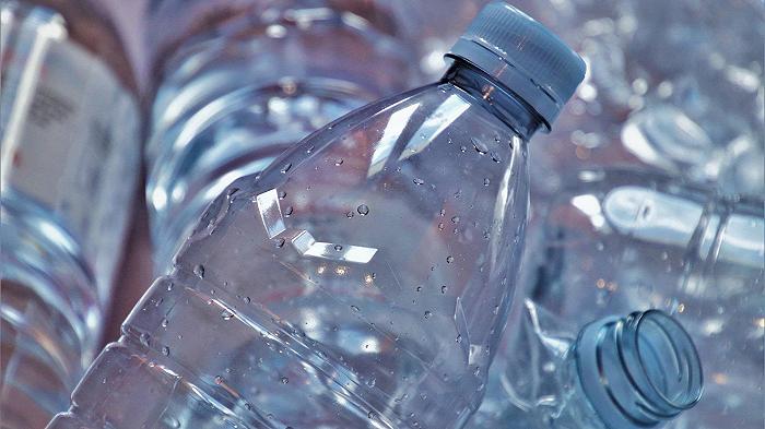 Nestlè lava la sua acqua minerale con due milioni di euro (e le associazioni protestano)