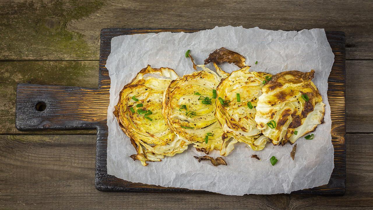 Cappuccio bianco al forno, le bistecche di cavolo in agrodolce