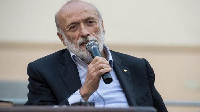 Carlin Petrini corregge il tiro sulla carne coltivata, e ribadisce il suo “no assoluto”