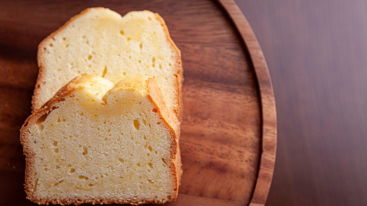 due fette di torta quattro quarti su un vassoio