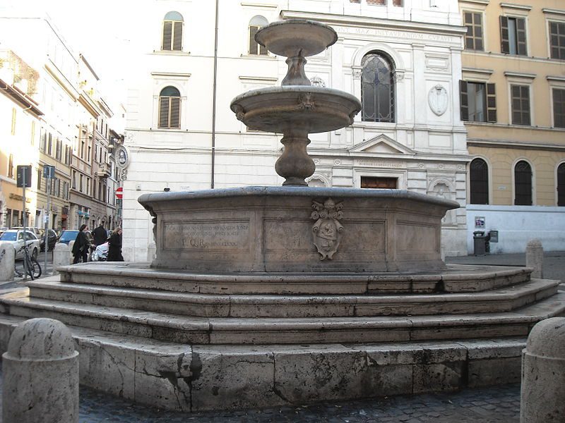 Roma, mangia un gelato seduto sulla fontana dei Catecumeni. Multato, si difende: “Non potevo”?