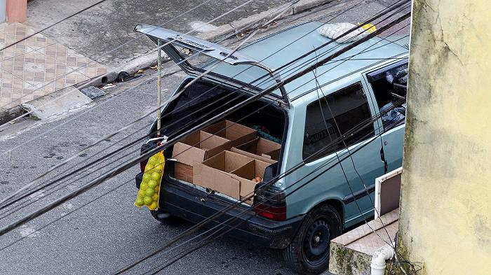 Palermo: sequestrati 2mila kg di formaggi e frutta venduta nel portabagagli per strada