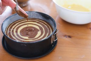 impasto-torta-marmorizzata-versato-in-uno-stampo