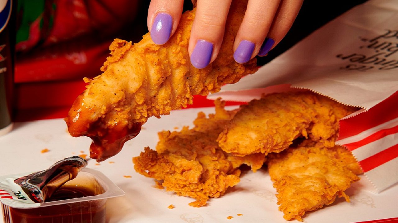 KFC: trova 500 dollari nel suo ordine di pollo fritto, ma li restituisce al ristorante
