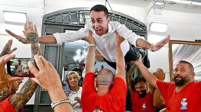 Luigi Di Maio trasforma una trattoria di Napoli nel set di Dirty Dancing e vola come Baby