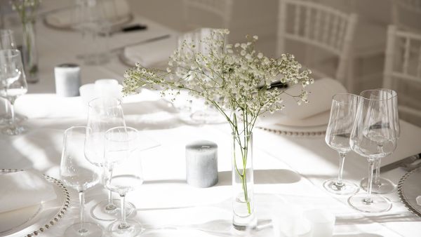 tavola-elegante-bianca-apparecchiata