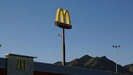 McDonald’s e Starbucks vogliono abrogare la legge sul salario minimo: i dipendenti insorgono