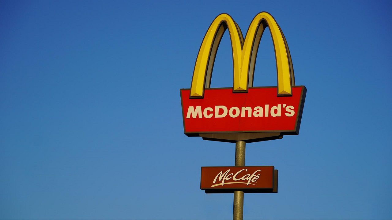 McDonald’s: i dipendenti romani ripuliscono dai rifiuti via Appia Antica