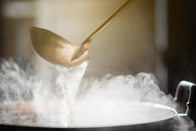 Mettete acqua nella wok con aceto e salsa di soia