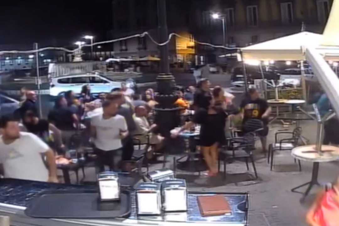 Napoli, colpi di pistola da uno scooter in corsa: panico tra i clienti di un bar