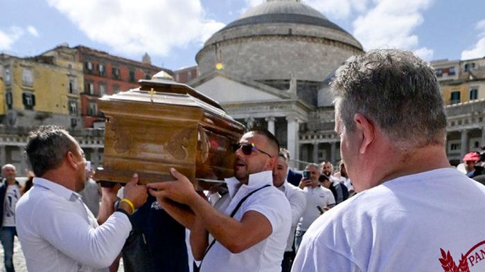 Napoli, i panificatori sfilano in piazza con una bara per protestare contro il caro bollette