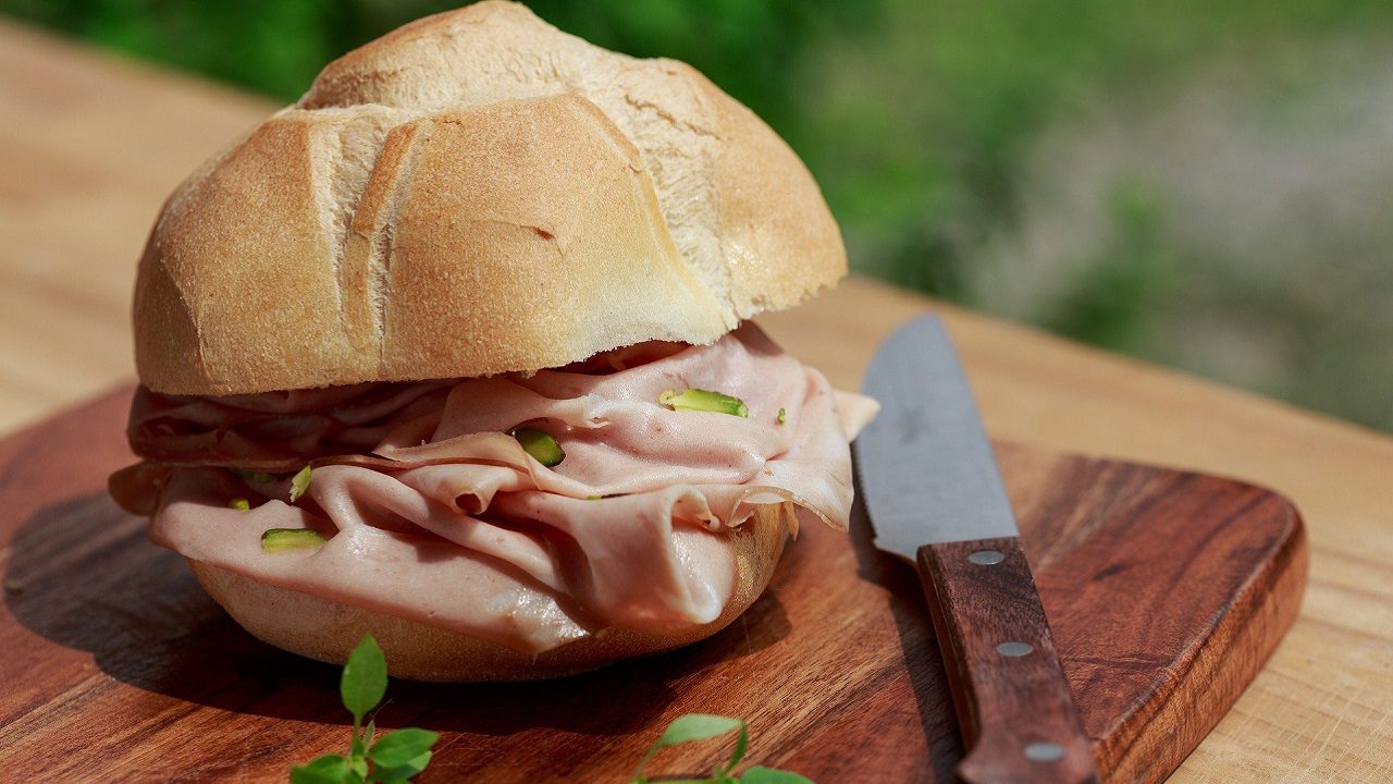 Reggio Emilia: usa gli scarti della mortadella per farsi un panino, operaio sospeso