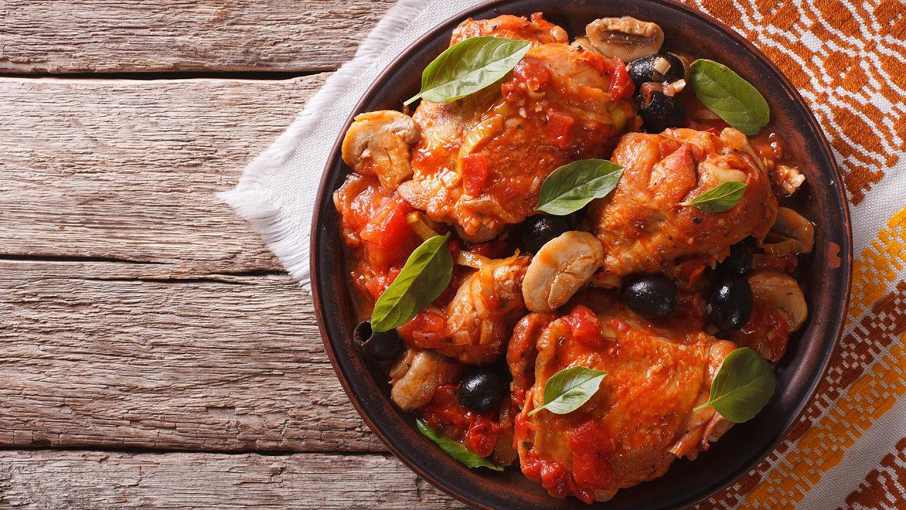 Petto di pollo alla cacciatora, la versione veloce di un grande classico