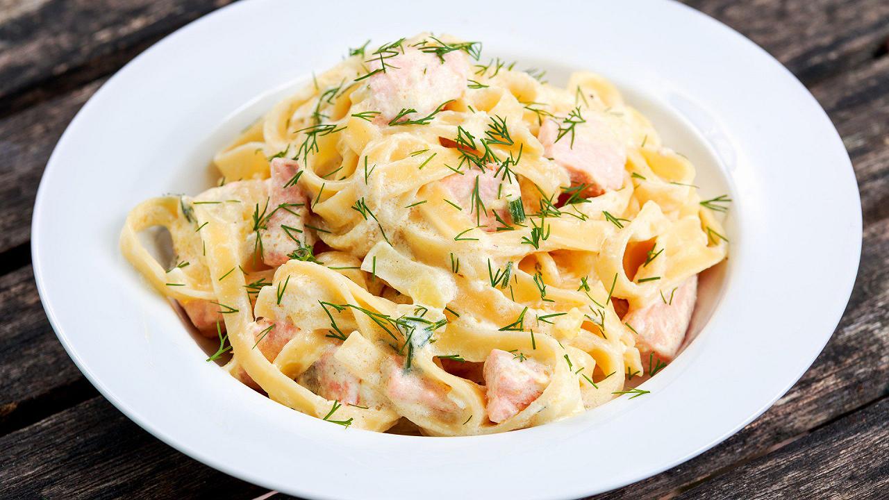 Pasta con panna e salmone, la ricetta per una mantecatura perfetta