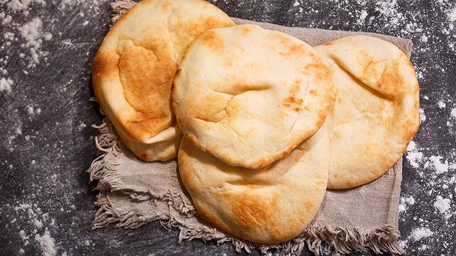 pita cotta su un ripiano
