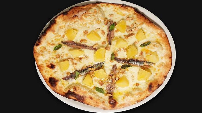 Regina Elisabetta: la pizzeria Frontoni di Roma le dedica una pizza con the, biscotti e acciughe