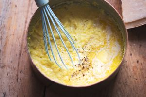 polenta-condita-con-burro-e-formaggio.