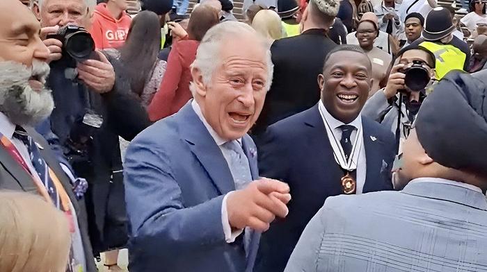 Regno Unito, un cittadino invita Re Carlo a bere una birra: la risposta spiazza tutti