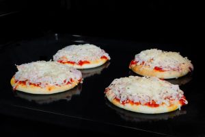 quattro-pizzette-in-cottura-con-mozzarella