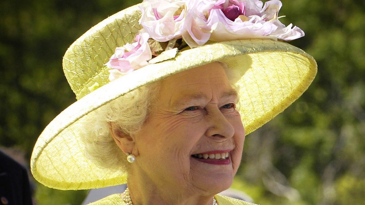 McDonald’s omaggia la regina Elisabetta: chiuderà i suoi ristoranti nel Regno Unito durante il funerale