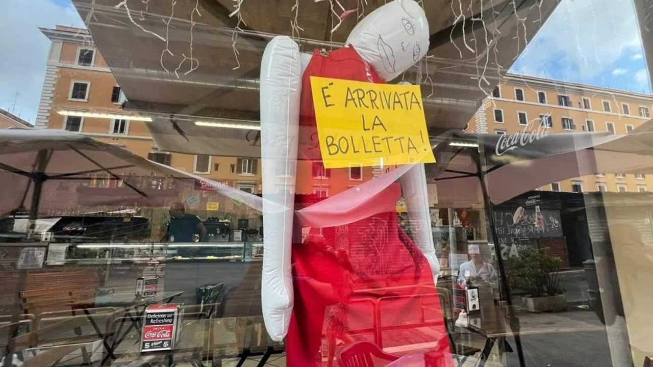 Roma, bar protesta contro il caro bollette impiccando un manichino in vetrina
