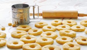 biscotti col buco a raffreddare